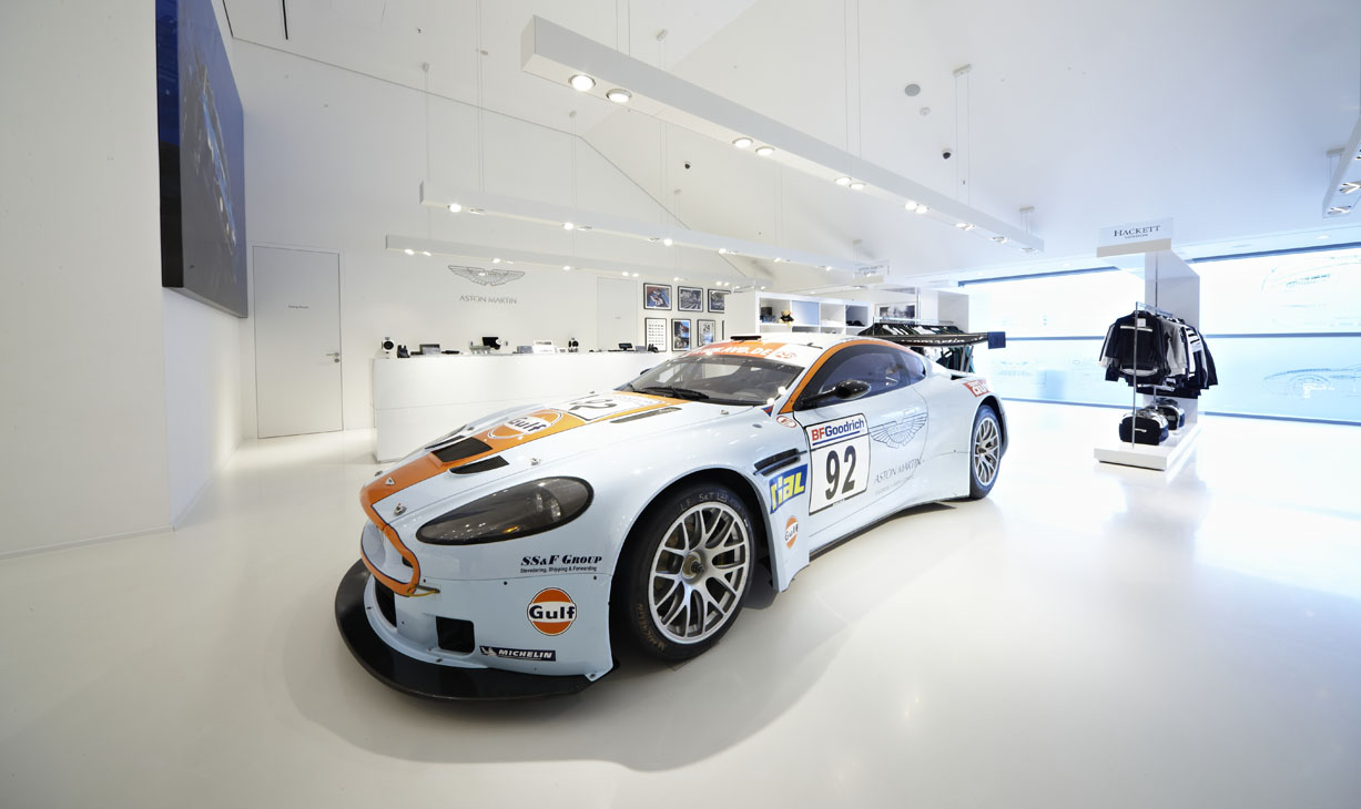 Rudi Schubert, Schubert-Fotografie, Studio für professionelle Werbefotografie, junges kreatives Team, Werbefotografie Münster, Werbefotografie Osnabrück, Werbefotografie, Interieurfotografie, Architekturfotografie, Automobilfotografie, Aston Martin Store, Rennwagen, Mode, GT-Rennwagen, Modegeschäft