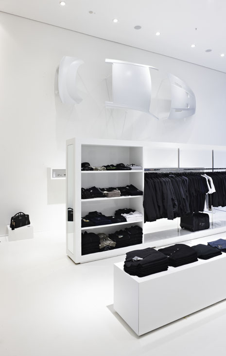 Rudi Schubert, Schubert-Fotografie, Studio für professionelle Werbefotografie, junges kreatives Team, Werbefotografie Münster, Werbefotografie Osnabrück, Werbefotografie, Interieurfotografie, Architekturfotografie, Automobilfotografie, Aston Martin Store, Rennwagen, Mode, GT-Rennwagen, Modegeschäft