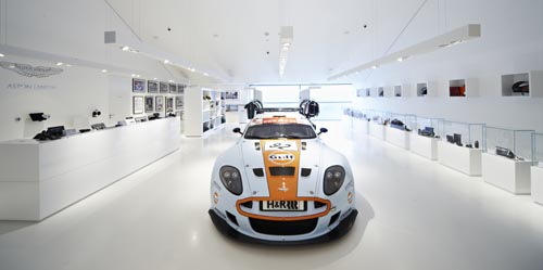 Rudi Schubert, Schubert-Fotografie, Studio für professionelle Werbefotografie, junges kreatives Team, Werbefotografie Münster, Werbefotografie Osnabrück, Werbefotografie, Interieurfotografie, Architekturfotografie, Automobilfotografie, Aston Martin Store, Rennwagen, Mode, GT-Rennwagen, Modegeschäft