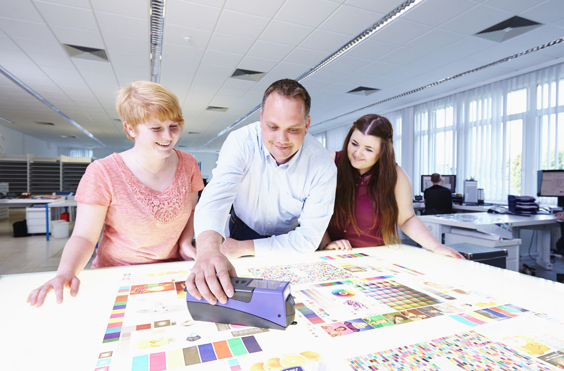 Rudi Schubert, Schubert-Fotografie, Studio für professionelle Werbefotografie, junges kreatives Team, Werbefotografie Münster, Werbefotografie Osnabrück, Werbefotografie, Recruiting, B+K Azubis, Bischof und Klein, Auszubildende, Verpackung, Folien, Verpackungsherstellung