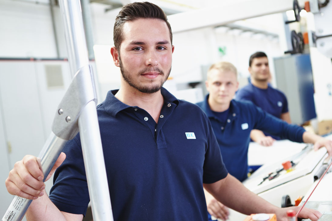 Rudi Schubert, Schubert-Fotografie, Studio für professionelle Werbefotografie, junges kreatives Team, Werbefotografie Münster, Werbefotografie Osnabrück, Werbefotografie, Recruiting, B+K Azubis, Bischof und Klein, Auszubildende, Verpackung, Folien, Verpackungsherstellung