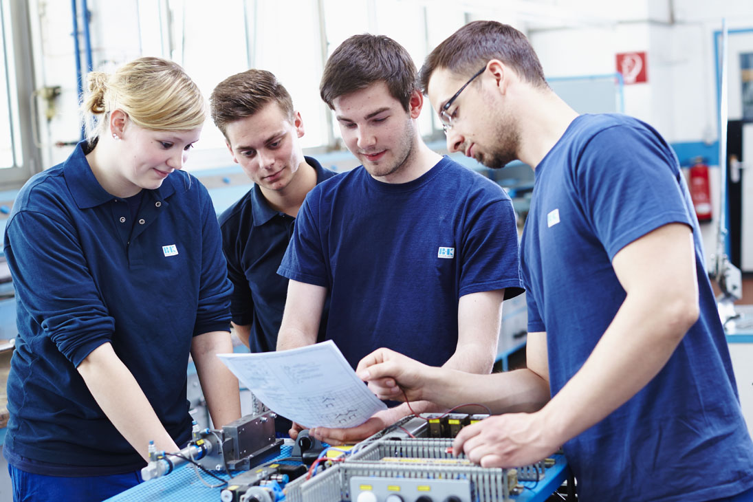 Rudi Schubert, Schubert-Fotografie, Studio für professionelle Werbefotografie, junges kreatives Team, Werbefotografie Münster, Werbefotografie Osnabrück, Werbefotografie, Recruiting, B+K Azubis, Bischof und Klein, Auszubildende, Verpackung, Folien, Verpackungsherstellung