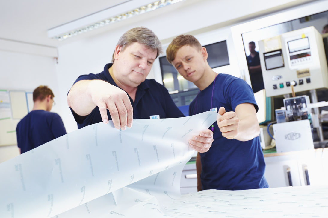 Rudi Schubert, Schubert-Fotografie, Studio für professionelle Werbefotografie, junges kreatives Team, Werbefotografie Münster, Werbefotografie Osnabrück, Werbefotografie, Recruiting, B+K Azubis, Bischof und Klein, Auszubildende, Verpackung, Folien, Verpackungsherstellung