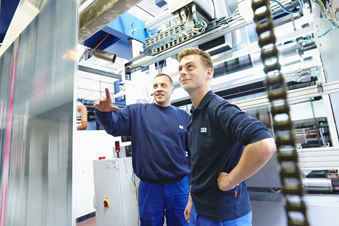 Rudi Schubert, Schubert-Fotografie, Studio für professionelle Werbefotografie, junges kreatives Team, Werbefotografie Münster, Werbefotografie Osnabrück, Werbefotografie, Recruiting, B+K Azubis, Bischof und Klein, Auszubildende, Verpackung, Folien, Verpackungsherstellung