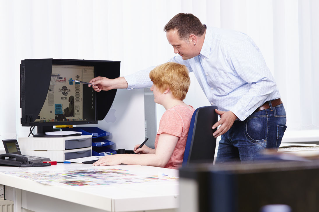 Rudi Schubert, Schubert-Fotografie, Studio für professionelle Werbefotografie, junges kreatives Team, Werbefotografie Münster, Werbefotografie Osnabrück, Werbefotografie, Recruiting, B+K Azubis, Bischof und Klein, Auszubildende, Verpackung, Folien, Verpackungsherstellung