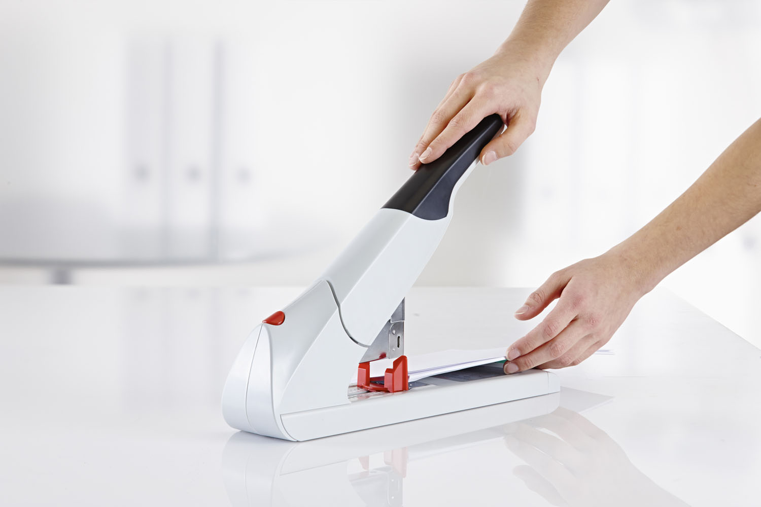 Rudi Schubert, Schubert-Fotografie, Studio für professionelle Werbefotografie, junges kreatives Team, Werbefotografie Münster, Werbefotografie Osnabrück, Werbefotografie, Stillleben, Still-Life, Produktfotografie, Objektfotografie, Novus Dahle, Bürobedarf, Büroartikel, Metallverarbeitung, Bürotechnik, Tacker, Reddot Design Award Winner 2008, Klammerhefter, Hefter, Papierschnieder, Schneidemaschine