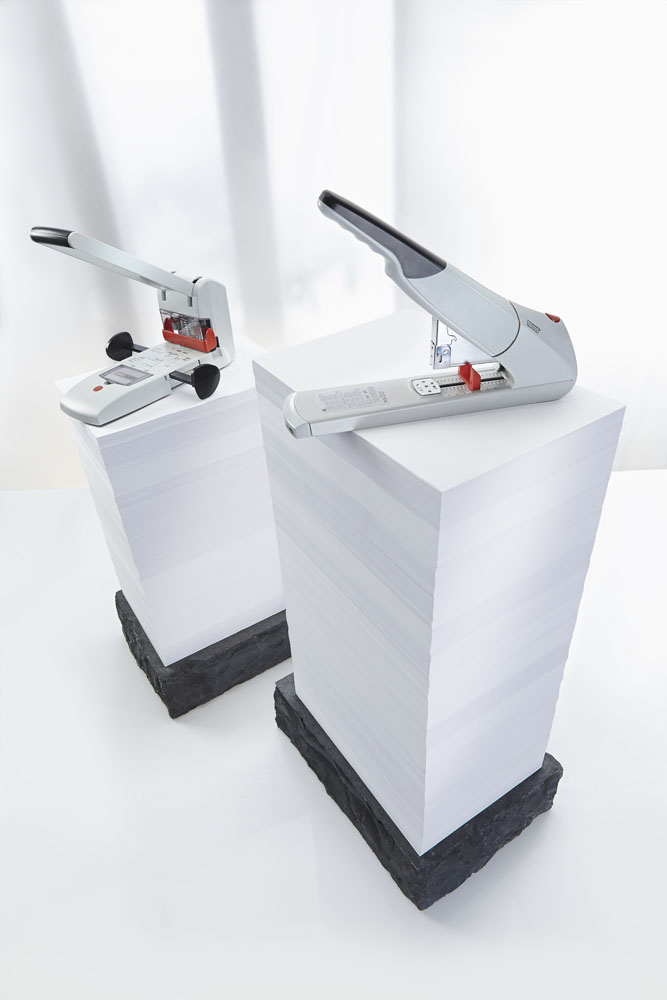 Rudi Schubert, Schubert-Fotografie, Studio für professionelle Werbefotografie, junges kreatives Team, Werbefotografie Münster, Werbefotografie Osnabrück, Werbefotografie, Stillleben, Still-Life, Produktfotografie, Objektfotografie, Novus Dahle, Bürobedarf, Büroartikel, Metallverarbeitung, Bürotechnik, Tacker, Reddot Design Award Winner 2008, Klammerhefter, Hefter, Papierschnieder, Schneidemaschine