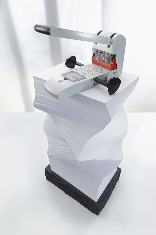 Rudi Schubert, Schubert-Fotografie, Studio für professionelle Werbefotografie, junges kreatives Team, Werbefotografie Münster, Werbefotografie Osnabrück, Werbefotografie, Stillleben, Still-Life, Produktfotografie, Objektfotografie, Novus Dahle, Bürobedarf, Büroartikel, Metallverarbeitung, Bürotechnik, Tacker, Reddot Design Award Winner 2008, Klammerhefter, Hefter, Papierschnieder, Schneidemaschine