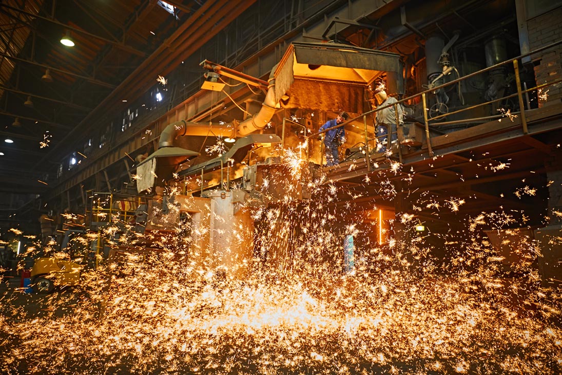 Rudi Schubert, Schubert-Fotografie, Studio für professionelle Werbefotografie, junges kreatives Team, Werbefotografie Münster, Werbefotografie Osnabrück, Werbefotografie, Industriefotografie, Isselguss, Gießerei, Stahlwerk, Metallverarbeitung, Stahlarbeiter