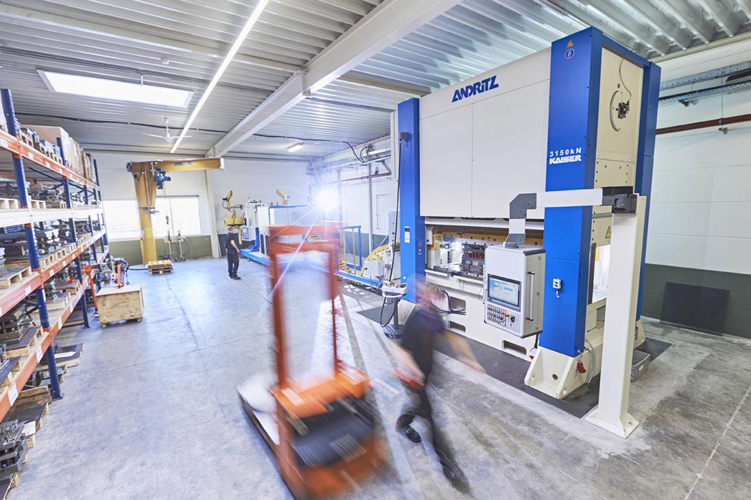 Rudi Schubert, Schubert-Fotografie, Studio für professionelle Werbefotografie, junges kreatives Team, Werbefotografie Münster, Werbefotografie Osnabrück, Werbefotografie, Industriefotografie, Strautmann Hydraulik, Maschinenbau, Fabrik, Fabrikarbeiter