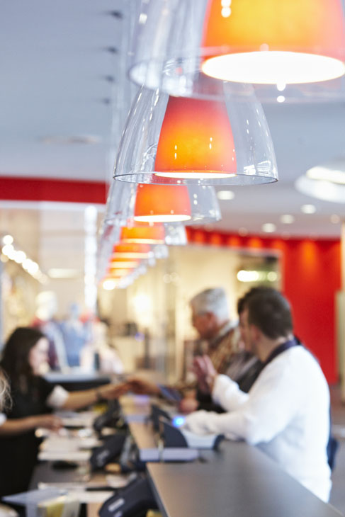 Rudi Schubert, Schubert-Fotografie, Studio für professionelle Werbefotografie, junges kreatives Team, Werbefotografie Münster, Werbefotografie Osnabrück, Werbefotografie, Interieurfotografie, Architekturfotografie, Welcome Center Nürburgring, Nürburgring, Empfangsräume, Info-Center, info°center