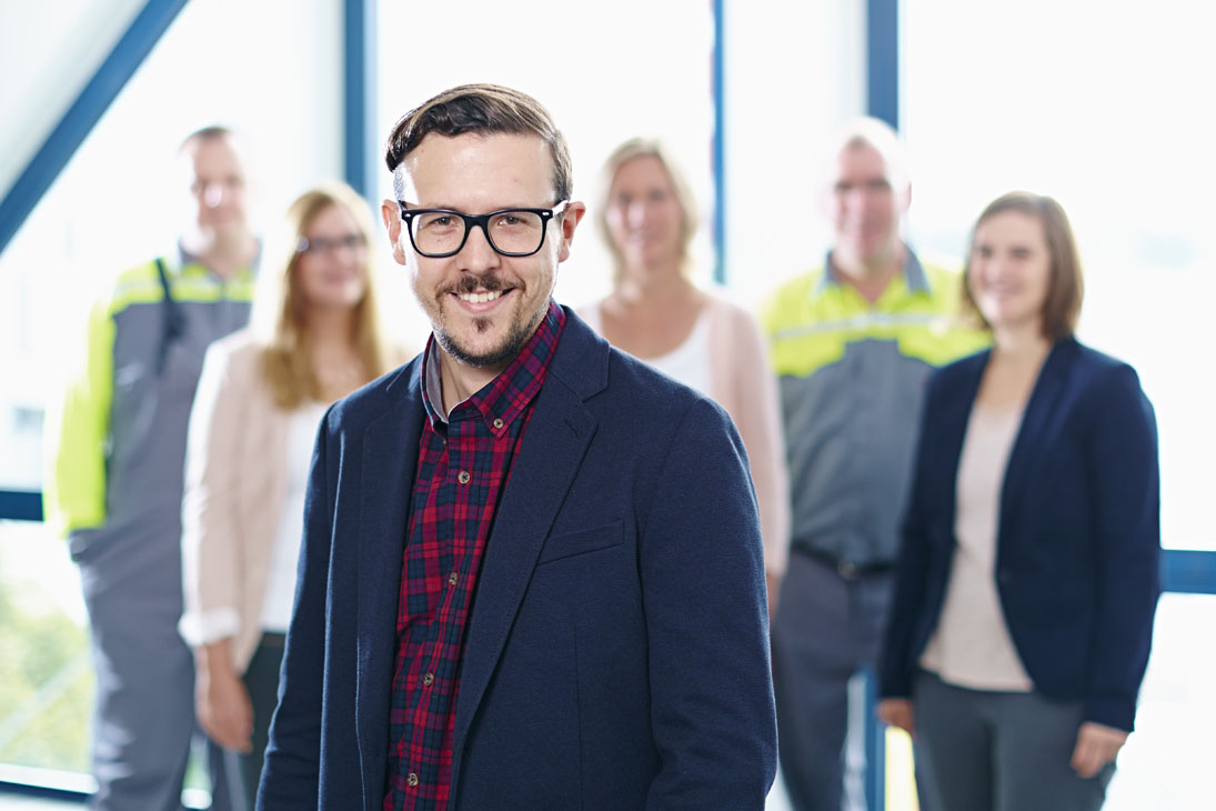 Rudi Schubert, Schubert-Fotografie, Studio für professionelle Werbefotografie, junges kreatives Team, Werbefotografie Münster, Werbefotografie Osnabrück, Werbefotografie, Recruiting, Mitarbeiterporträt, Schoenox, Mitarbeitershooting, Klebstoffe