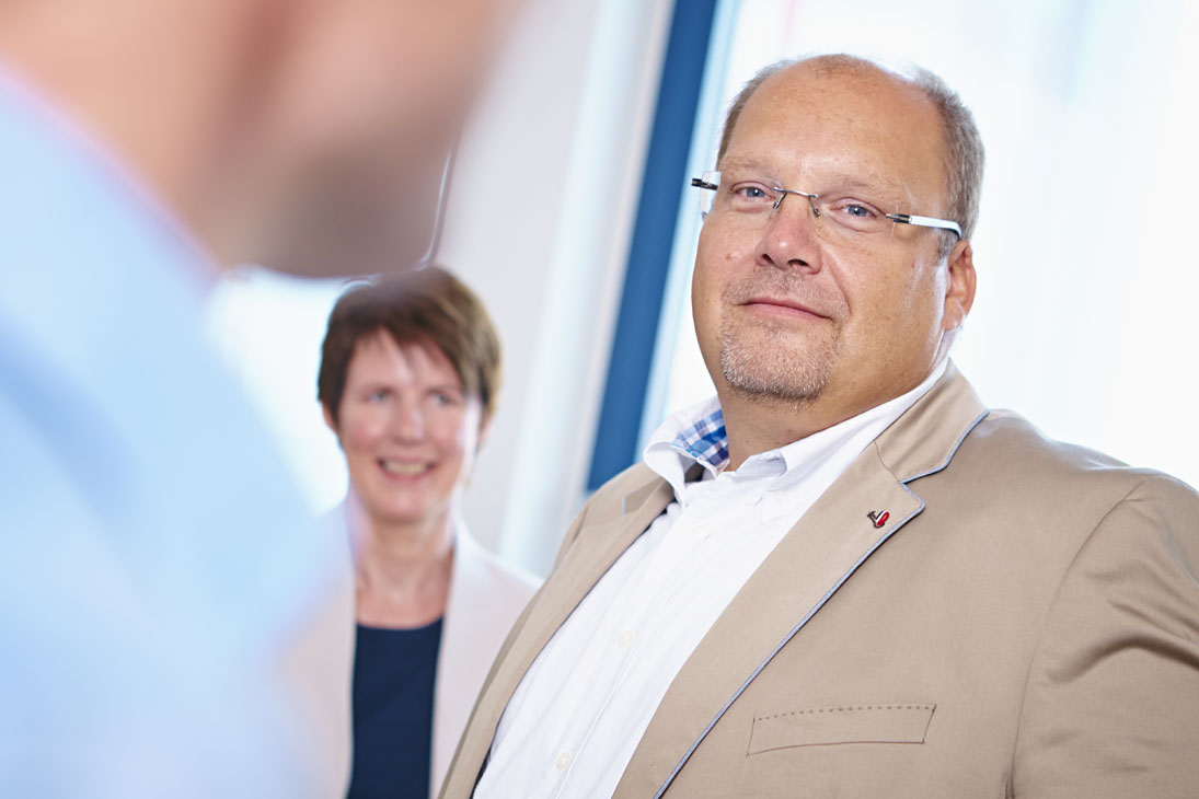 Rudi Schubert, Schubert-Fotografie, Studio für professionelle Werbefotografie, junges kreatives Team, Werbefotografie Münster, Werbefotografie Osnabrück, Werbefotografie, Recruiting, Mitarbeiterporträt, Schoenox, Mitarbeitershooting, Klebstoffe