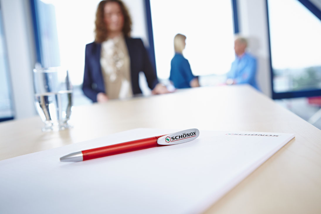 Rudi Schubert, Schubert-Fotografie, Studio für professionelle Werbefotografie, junges kreatives Team, Werbefotografie Münster, Werbefotografie Osnabrück, Werbefotografie, Recruiting, Mitarbeiterporträt, Schoenox, Mitarbeitershooting, Klebstoffe