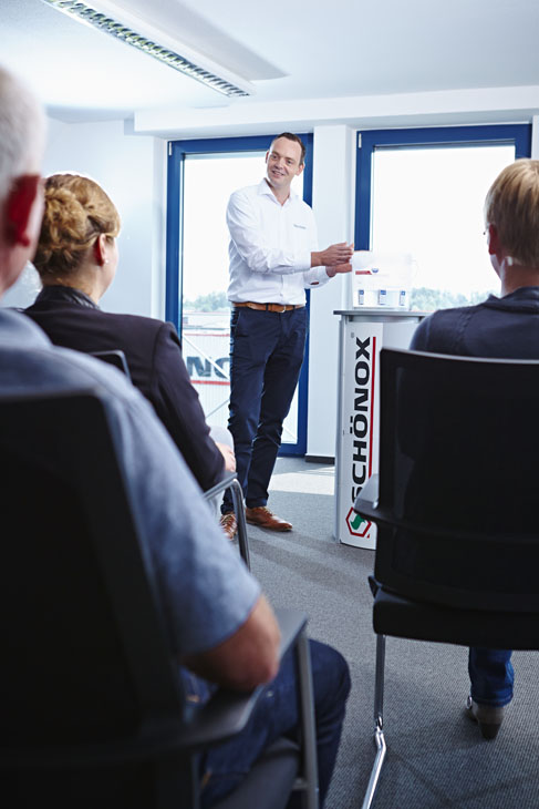 Rudi Schubert, Schubert-Fotografie, Studio für professionelle Werbefotografie, junges kreatives Team, Werbefotografie Münster, Werbefotografie Osnabrück, Werbefotografie, Recruiting, Mitarbeiterporträt, Schoenox, Mitarbeitershooting, Klebstoffe