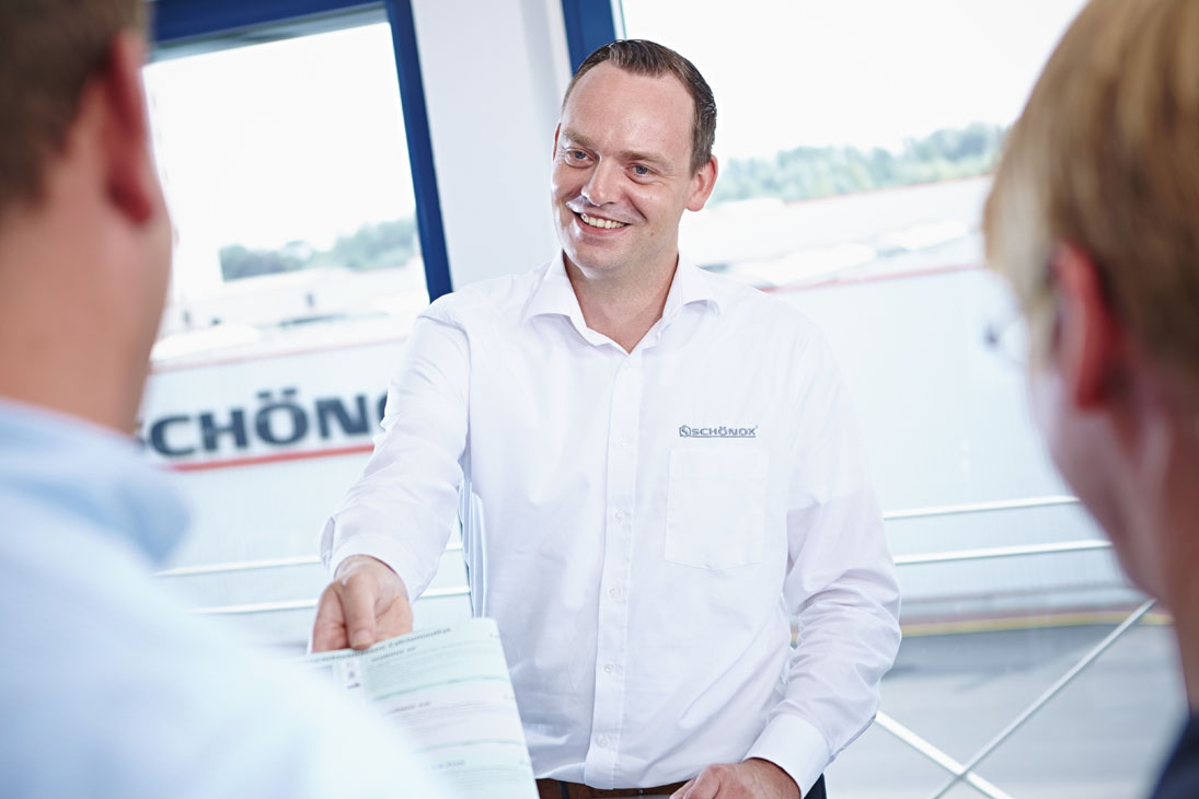 Rudi Schubert, Schubert-Fotografie, Studio für professionelle Werbefotografie, junges kreatives Team, Werbefotografie Münster, Werbefotografie Osnabrück, Werbefotografie, Recruiting, Mitarbeiterporträt, Schoenox, Mitarbeitershooting, Klebstoffe