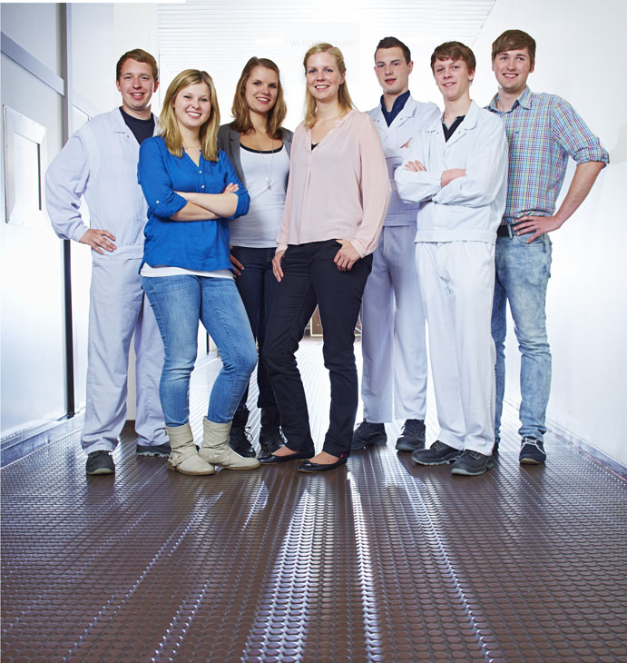 Rudi Schubert, Schubert-Fotografie, Studio für professionelle Werbefotografie, junges kreatives Team, Werbefotografie Münster, Werbefotografie Osnabrück, Werbefotografie, Recruiting, Mitarbeiterporträt, Stockmeyer Azubis, Westfälische Fleischwarenfabrik Stockmeyer, Fleischerei, Metzgerei, Fleischer, Fleischproduktion