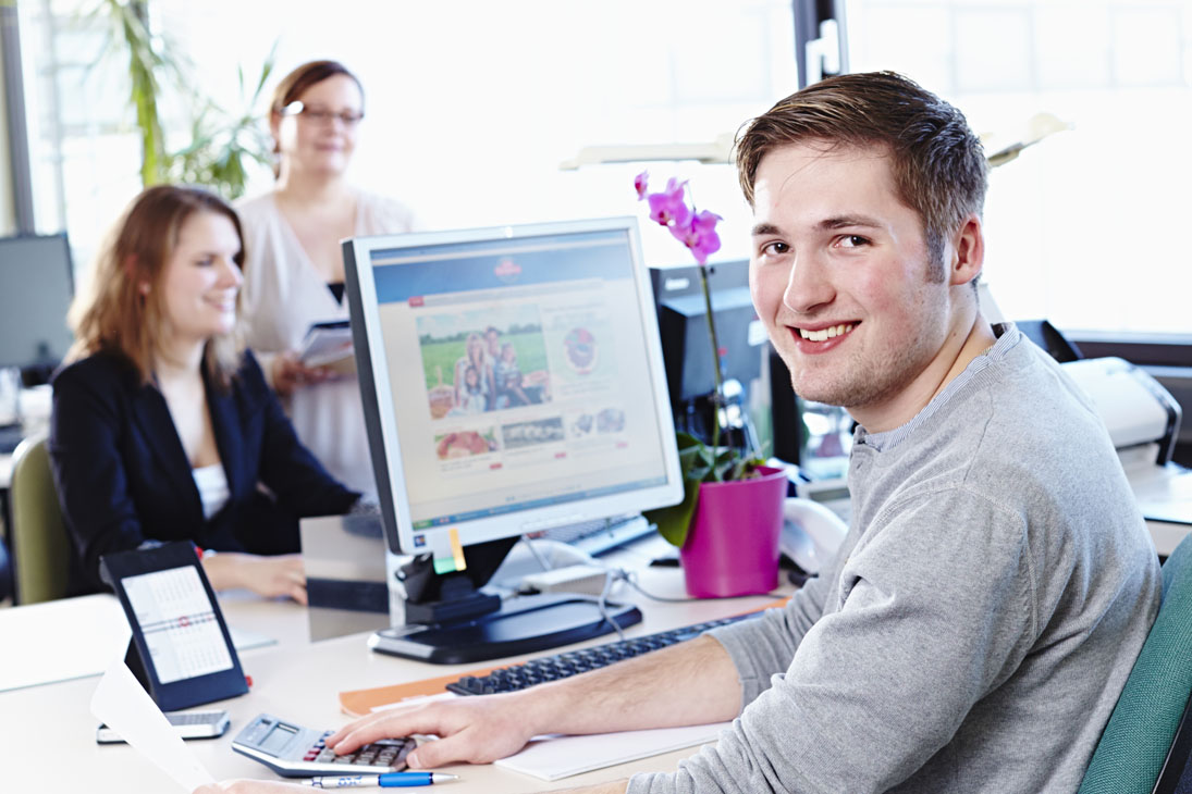 Rudi Schubert, Schubert-Fotografie, Studio für professionelle Werbefotografie, junges kreatives Team, Werbefotografie Münster, Werbefotografie Osnabrück, Werbefotografie, Recruiting, Mitarbeiterporträt, Stockmeyer Azubis, Westfälische Fleischwarenfabrik Stockmeyer, Fleischerei, Metzgerei, Fleischer, Fleischproduktion