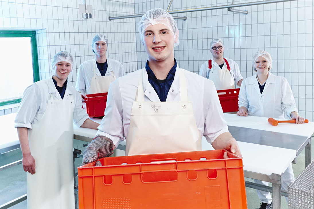 Rudi Schubert, Schubert-Fotografie, Studio für professionelle Werbefotografie, junges kreatives Team, Werbefotografie Münster, Werbefotografie Osnabrück, Werbefotografie, Recruiting, Mitarbeiterporträt, Stockmeyer Azubis, Westfälische Fleischwarenfabrik Stockmeyer, Fleischerei, Metzgerei, Fleischer, Fleischproduktion